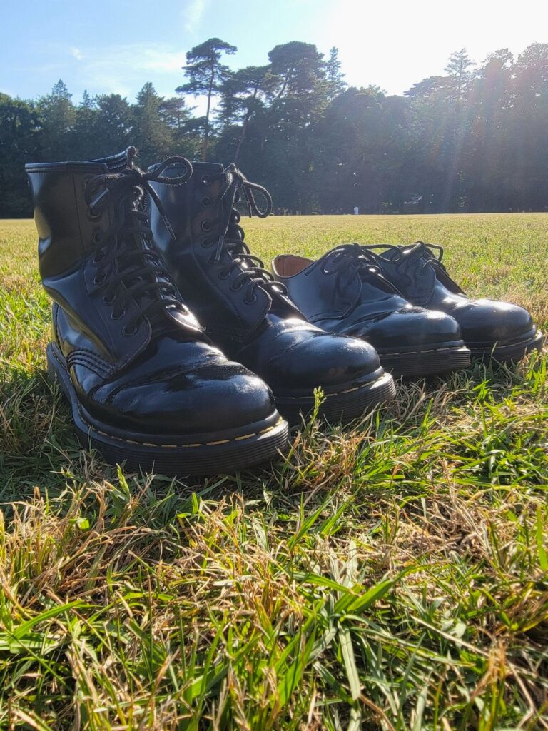 吉祥寺井の頭公園にて靴磨き✨Shoeshining Dr.Martens eight hole boots👢 and three hole boots👢